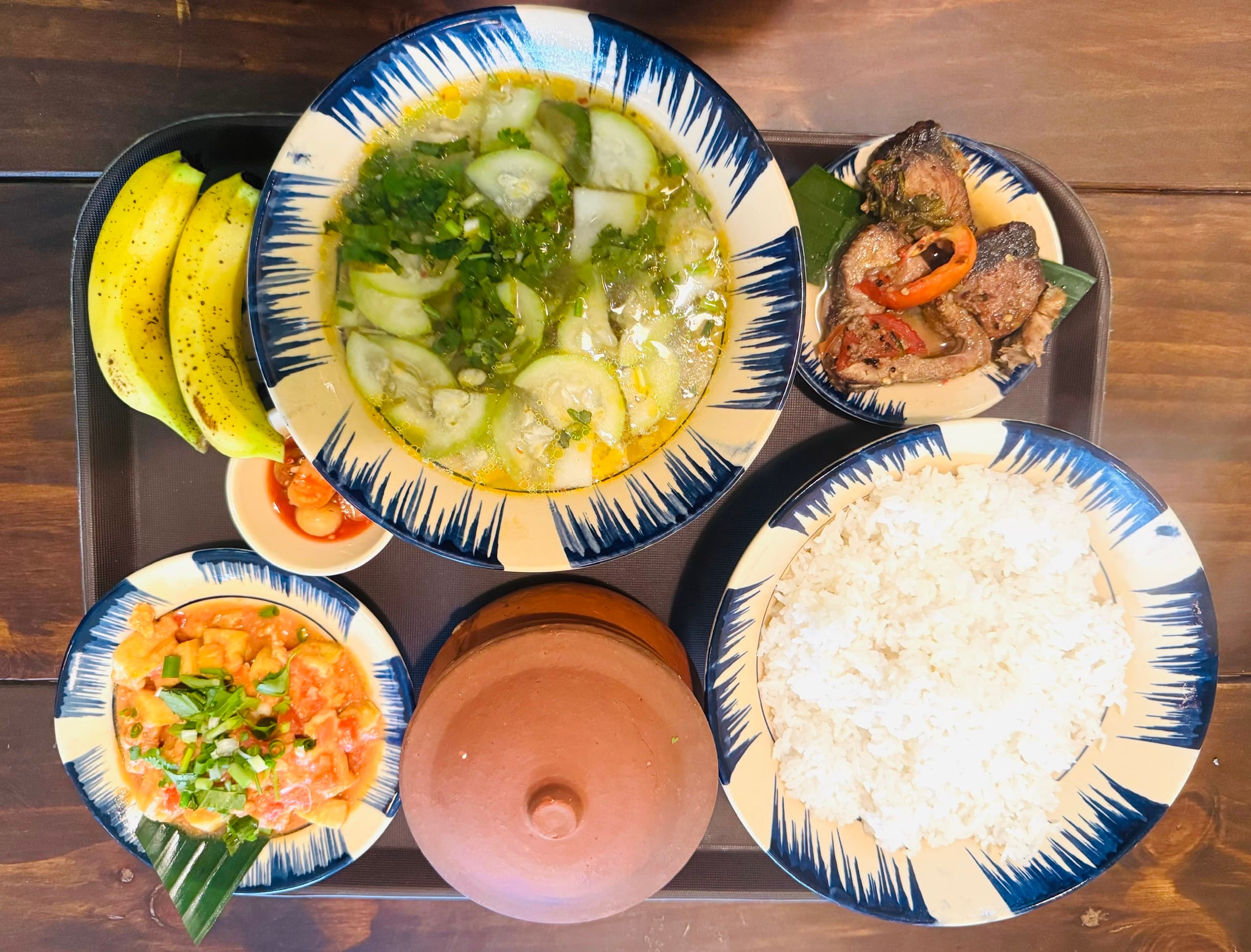 Cơm phần với canh, cá kho và rau