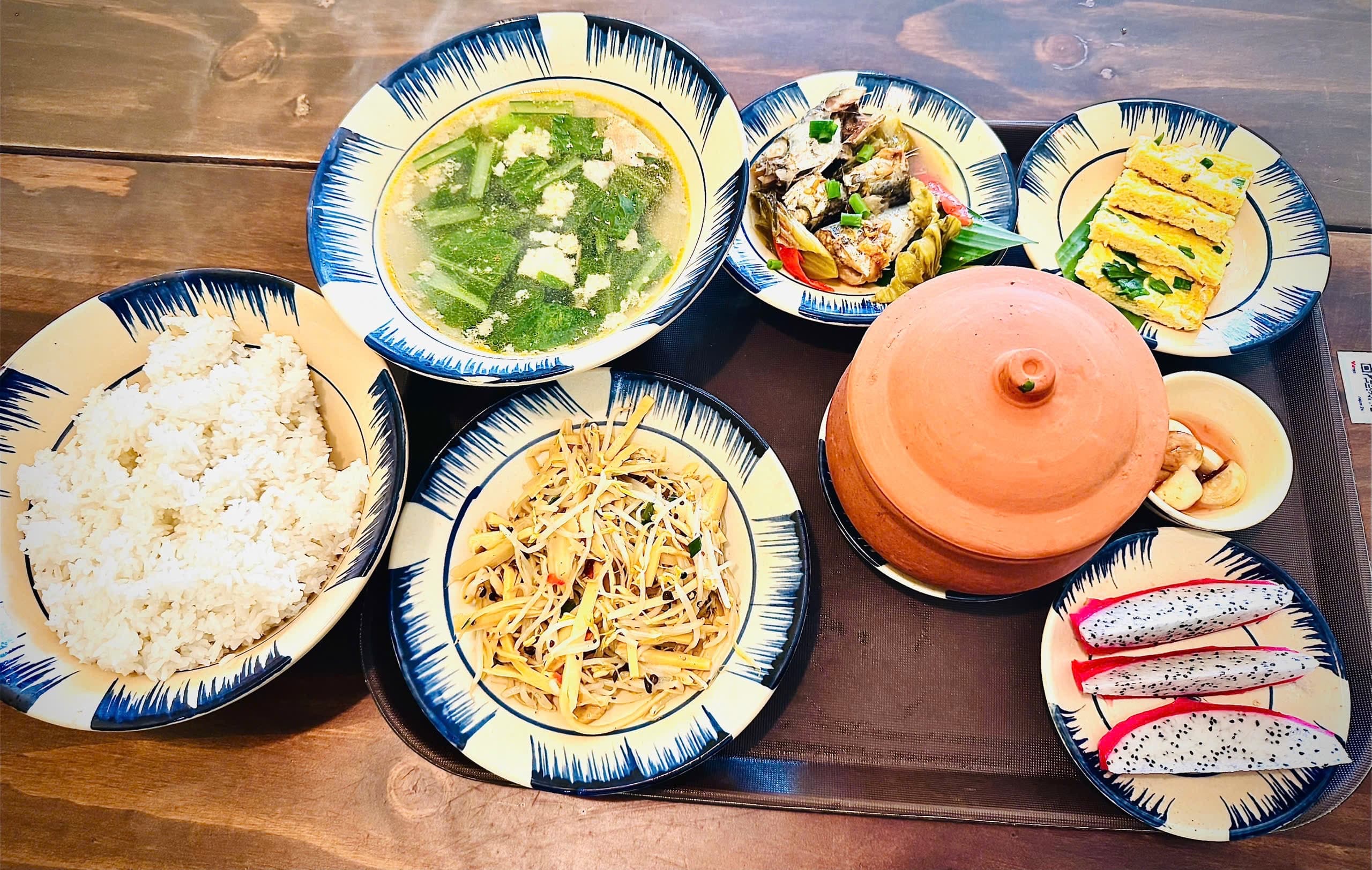 Cơm phần với rau xào và cơm niêu